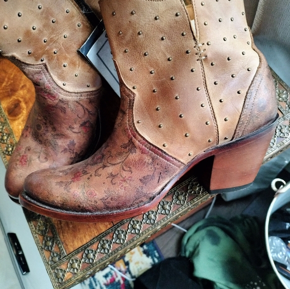 Lucchese Tan and Brown Floral Heeled Boots - Picture 7 of 11
